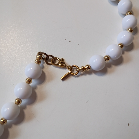 80s Signed Monet White and Gold Beaded Necklace - Picture 4 of 6